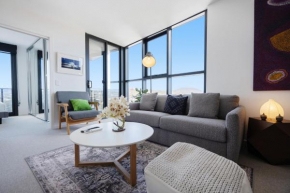 Elegant 3-Bed with Stunning Views Close to Shops